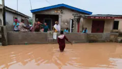 Aworan ile ti ojo ya de ẹnu ọna rẹ ni Eko
