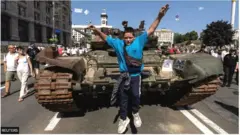 Magari ya kijeshi ya Urusi yaliyoharibiwa yameonyeshwa mjini Kyiv, kuadhimisha Siku ya Uhuru wa Ukraine