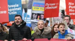 Юлия Навальная и соратники Алексея Навального на митинге в Берлине 1 марта 2025 года: они идут в колонне, которая несет антивоенные и антипутинские плакаты