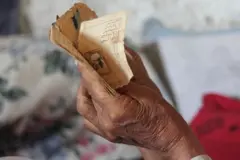 یو افغان خپله تذکره ښيي