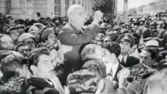 Mohammed Mossadegh discursa para uma multidão de manifestantes em frente ao Parlamento, em Teerã.