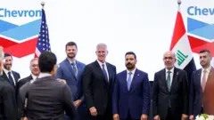 مارک نلسون، معاون رئیس شرکت شِورون، و علی زیدی، نخست‌وزیر عراق، در دفتر مرکزی شورون در هیوستون، تگزاس