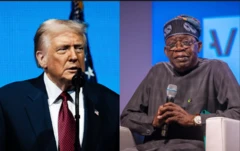 Ààrẹ Amẹ́ríkà, Donald Trump wọ kóòtù dúdú, gbohùngbohùn wà níwájú rẹ̀ nígbà tí Ààrẹ Tinubu mú gbohùngbohùn dání lórí ìjòkòó