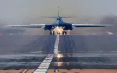 Bombarder B‑1 Ratnog vazduhoplovstva SAD dok poleće sa vojne baze RAF Ferford, koju koriste pripadnici američkog vazduhoplovstva, usred američko‑izraelskog sukoba sa Iranom, u Ferfordu, Glosteršir, Velika Britanija, 22. marta