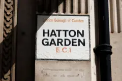 Placa da rua Hatton Garden no bairro de Camden, em Londres
