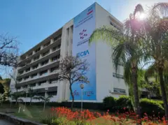 Prédio da UFMG iluminado por postes ao redor