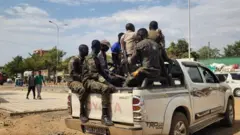 ኣብ ፒክኣፕ ዝተጻዕኑ ወተሃደራዊ ክዳን ዝለበሱ ኣባላት ኣድማ ብተና