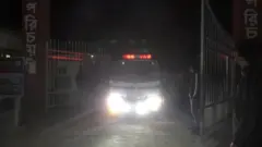 অ্যাম্বুলেন্সে করে দুটি মৃতদেহ বাগেরহাট থেকে যশোর কারাগারের ফটকে নেওয়া হয়েছিল