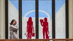 коллаж: силуэты двух женщин с покупками и еще одна женщина расстроенно смотрит в нашу сторону