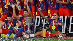 عکسی از شادی بازیکنان بارسلونا در کنار جام پس از پیروزی