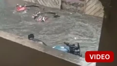 சாலையில் பெருக்கெடுத்த வெள்ளம், 