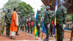 Ifoto y'ingabo z'u Rwanda mu butumwa bwa MINUSCA bukuriwe n'Umunyarwandakazi Valentine Rugwabiza (uhagaze imbere y'abasirikare)