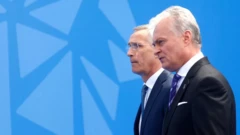 Tổng thống Lithuania Gitanas Nauseda (phải) và Tổng Thư ký Nato Jens Stoltenberg tại Vilnius