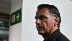 O ex-presidente Jair Bolsonaro deixa a sede do Partido Liberal (PL) em Brasília, Brasil, em 18 de julho de 2025.