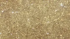 Una imagen que parece brillantina dorada es en realidad un área compacta de estrellas