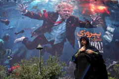 Outdoor em Teerã, mostrando o presidente dos Estados Unidos, Donald Trump, e uma mulher andando em frente, no dia 25 de agosto de 2026