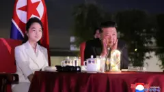 Лидер Северной Кореи Ким Чен Ын и его дочь Ким Чжу Э присутствуют на церемонии по случаю завершения строительства прибрежной туристической зоны Вонсан-Калма в Вонсане, 24 июня 2025 года