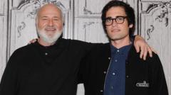 Detienen por asesinato al hijo del director de Hollywood Rob Reiner horas después de la muerte de sus padres en su mansión de Los Ángeles