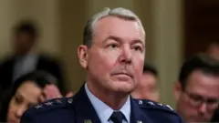 અમેરિકાના સંરક્ષણ મંત્રીએ ડિફેન્સ ઇન્ટેલિજન્ટ એજન્સીના પ્રમુખને પદ પરથી હઠાવ્યા - ન્યૂઝ અપડેટ