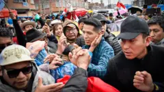 Andrónico Rodríguez en medio de una multitud en El Alto, Bolivia.