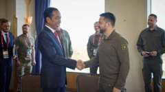Presiden RI Joko Widodo bersalaman dengan Presiden Ukraina Presiden Volodymyr Zelensky di KTT G7, Jepang, Minggu (21/05).