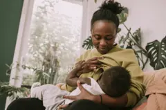 Une femme qui allaite son enfant