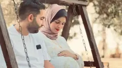  سړی او مېندواره ښځه په تاله کې ناست دي. 