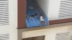 ఇంటిపై బాలుడు