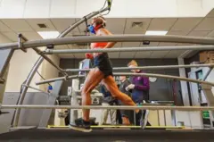 Jeannie Rice corre em uma esteira do laboratório da universidade