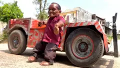 Suresh avuga ko ubumuga -dwarfism- yavukanye butamworohereza kubaho.