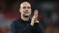 Pep Guardiola akiwapongeza mashabiki baada ya kushinda dhidi ya Brentford kwenye Premier League