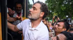 मंगलवार को दिल्ली पुलिस ने प्रधानमंत्री के आवास के पास प्रदर्शन स्थल से लोकसभा में विपक्ष के नेता राहुल गांधी को हिरासत में ले लिया.