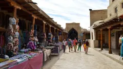 Barracas de produtos em bazar de Bukhara