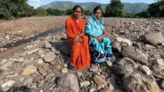 शेतमालासह काळी मातीही वाहून गेली, शेतजमिनीवर दिसतायत केवळ दगड