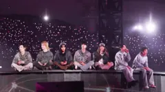 Los integrantes de BTS se dirigen al público en el estadio de Goyang a principios de abril.