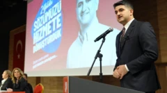 Genç bir siyasetçi takım elbiseli şekilde kürsüde konuşma yapıyor