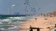 صورة لإسقاط المساعدات على غزة عبر الطائرات.