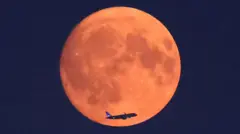 Um avião passou pela superlua sobre o Parliament Hill,galera bet bonus 50 reaisLondres.