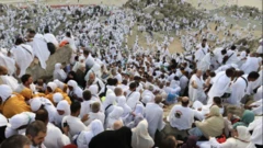 حاجیان په عرفات کې د رحمت غره پر سر 