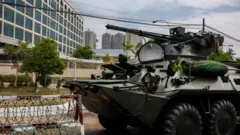 ၂၀၂၁ ခုနှစ် ဖေဖော်ဝါရီ ၁၅ ရက်က ရန်ကုန်မြို့၊ ဗဟိုဘဏ်ရှေ့မြင်ကွင်း