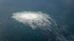 Концентрация брызг и белой пены на поверхности моря, которую, судя по всему, вызвала протечка в проходящем по дну газопроводе