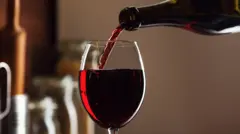 Vinho tinto sendo colocadosafe online casino canadauma taça