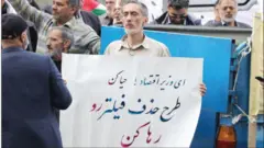 چهارشنبه، ۲ آبان، معترضان با در دست داشتن بنرهایی به دنبال مقابله با رفع فيلترينگ بودند و در مقابل سازمان فناوری اطلاعات ایران تجمع کردند