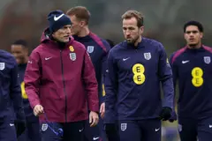 Thomas Tuchel, sélectionneur de l'Angleterre, s'entretient avec Harry Kane lors d'une séance d'entraînement au centre d'entraînement de Tottenham Hotspur le 15 novembre 2025 à Enfield, en Angleterre. 