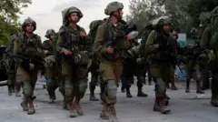 جنود من الجيش الإسرائيليين في طريقهم إلى قطاع غزة 