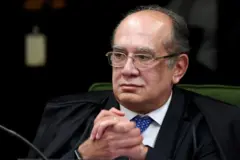 Gilmar Mendes no STF. Ele está usando a toga e com as mãos cruzadas