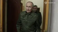 Putin visitando la región fronteriza rusa de Kursk con uniforme militar.