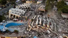 Edifícios destrídos em La Guaira, Venezuela.