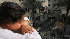 فتاة فلسطينية تنظر إلى أنقاض مبنى، في أعقاب غارة جوية إسرائيلية على شمال غزة خلال شهر مايو/أيار عام 2023