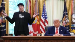 ترامب في مكتبه خلفه العلم الأمريكي مغمضاً عينيه يرتدي بدلة رسمية كحلية. بقربه ماسك واقفاً بلباس أسود وقبعة رياضية يحرك يديه فيما يبدو أنه يتحدث.